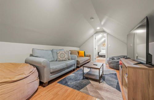 2-Story Stay with Game Lounge & Free Parking Spots - 5 mins to NYC Train - Foto 17