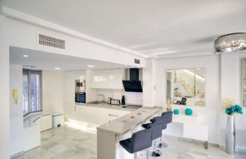 Marbella Luxury Home with Games Room & Sea Views - Photo 15