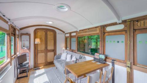 Railway Carriage accommodation with tennis court! - Foto 2