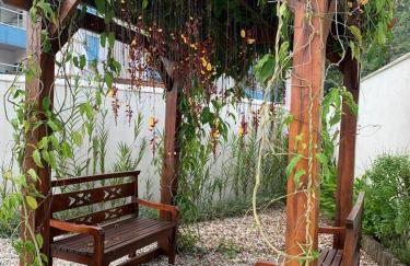 Apto com ar-cond e piscina a 100m mar praia da Enseada - Foto 59