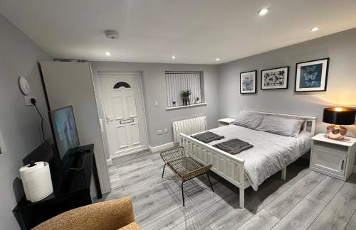 Luxury Detached Studio Apartment - Free Super Fast WiFi - Free Parking - 15 Mins from Luton Airport - Foto 11