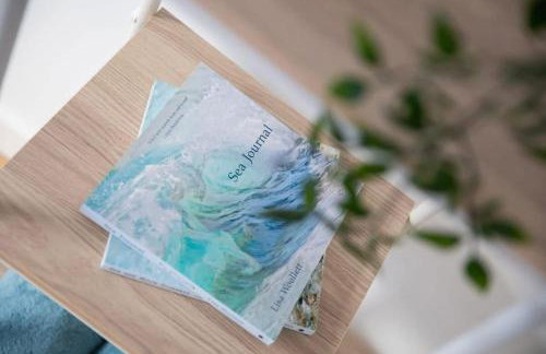 Sunny & Modern Near the Beach & Village w Parking - Foto 5