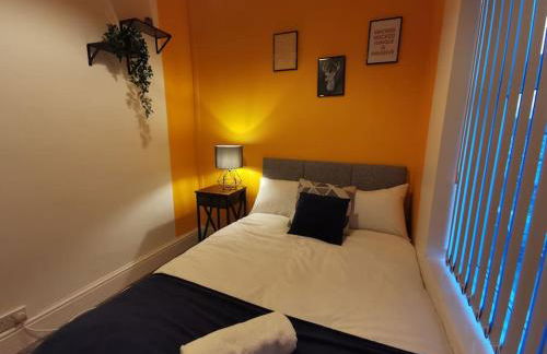 Spacious & comfy 4 bed house, 6 Beds, Free Private Parking & Wifi - Foto 19