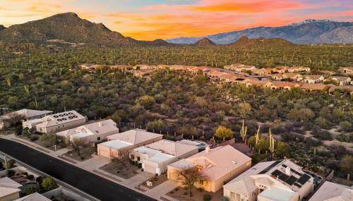 Remodeled modern beauty backs to open desert with mountain views & home theatre - Foto 3