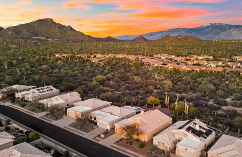 Remodeled modern beauty backs to open desert with mountain views & home theatre - Foto 3