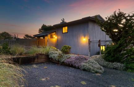 Half Block to Beach w/ Oceanview, Patio + Balcony The Shore Pine by Avantstay - Foto 80