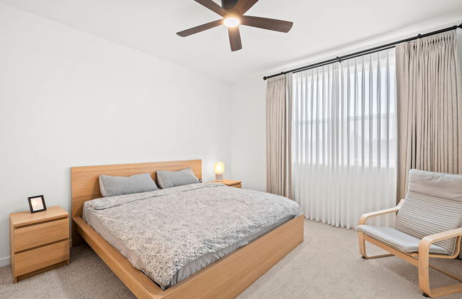 Chic Modern Retreat With Stunning Views - Photo 3