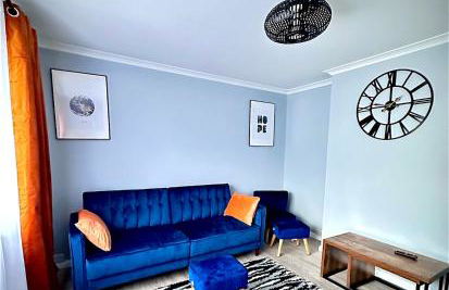 Cozy 2-Bed Detached Bungalow with Parking Woking - Photo 1