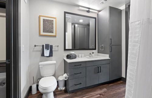 Modern Comfort North Austin with Balcony and Workspace - Foto 37