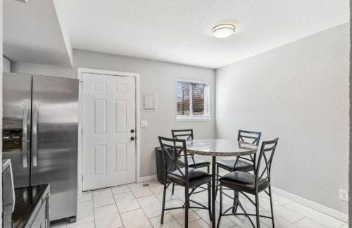 All New! Convenient Location! Sleeps 6 - Foto 41