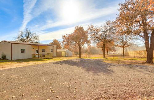 4 Mi to Lazy E Arena Horse Lovers Haven with Grill - Photo 24