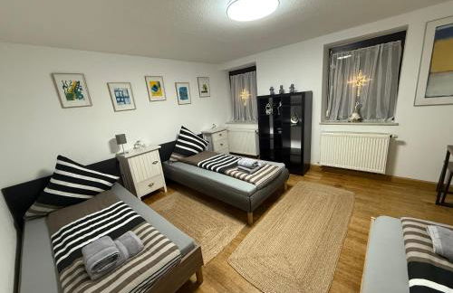 ARCOS Apartment - Geräumige 3-Zimmer-Wohnung mit 8 Einzelbetten - Perfekt für Familien, Gruppen oder Monteure - Foto 6