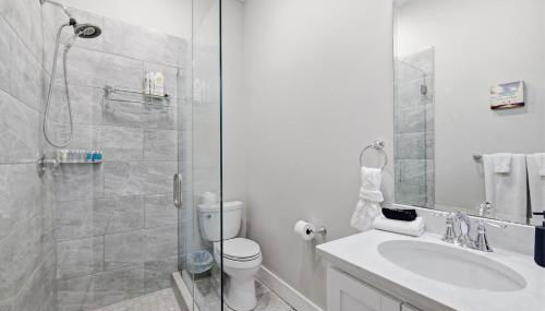 Charming Home in the Highlands W Private Backyard - Foto 4