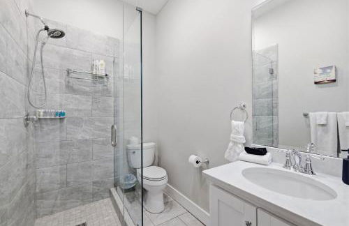 Charming Home in the Highlands W Private Backyard - Foto 4