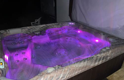 Berkshire Retreat Grand Home with Hot Tub and Large Yard, 5 mins from Jiminy Peak - Foto 50