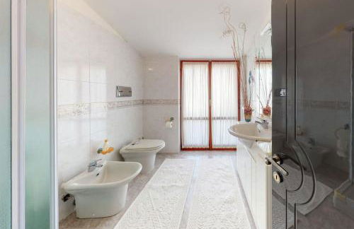 Villa con piscina e giardino a due passi dal mare. - Foto 19