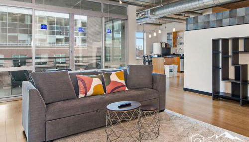 Condo w pvt balcony & gym access - Foto 1