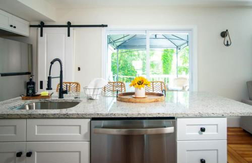 Lakeview Getaway with Hot Tub - Foto 17