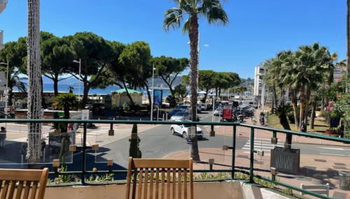 Facing the sea 2 steps from the beaches - Photo 1