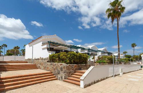 Modern Oasis with Sun & Style 3 Pools AC WiFi - Photo 25