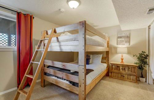 Deep Blue Spacious Escape w Hot Tub & Playground - Foto 46