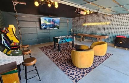 The Funky Fun Haus - Pickleball, Hot Tub, Arcade - Photo 11