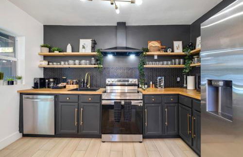 Luxury Miami Pool House Private Backyard Oasis Near Wynwood and Miami International Airport - Photo 36