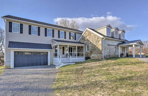 Morrisonville Manor with Fire Pit and Hot Tub! - Foto 1