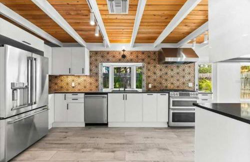 Blue Lagoon Hideaway 3BR Coastal Chic Retreat - Photo 5