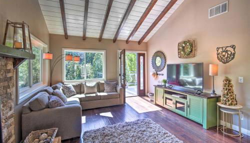 Tree-Lined Twin Peaks Cottage with Custom Stream - Foto 5