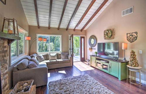 Tree-Lined Twin Peaks Cottage with Custom Stream - Foto 5