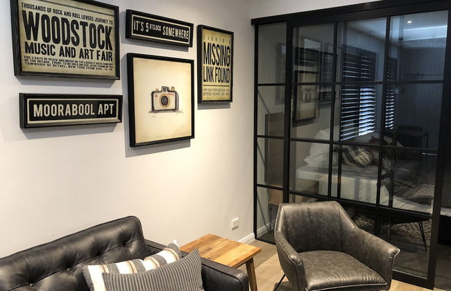 Timber Door Luxury Accommodation Geelong - Photo 15