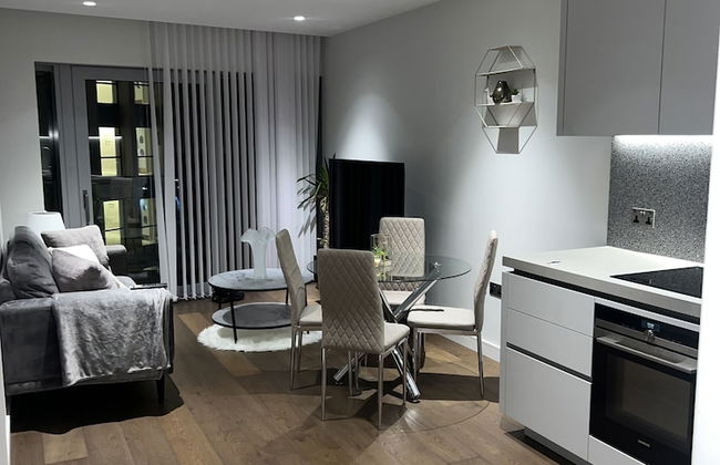 Stylish 1-bed Apartment in London - Photo 2