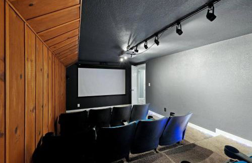 Arvada Retreat + 6 BD + Movie Theater - Photo 13