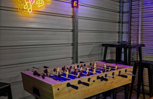 5BR w Pool, Golf Simulator, Game Room & EV Charger - Foto 55