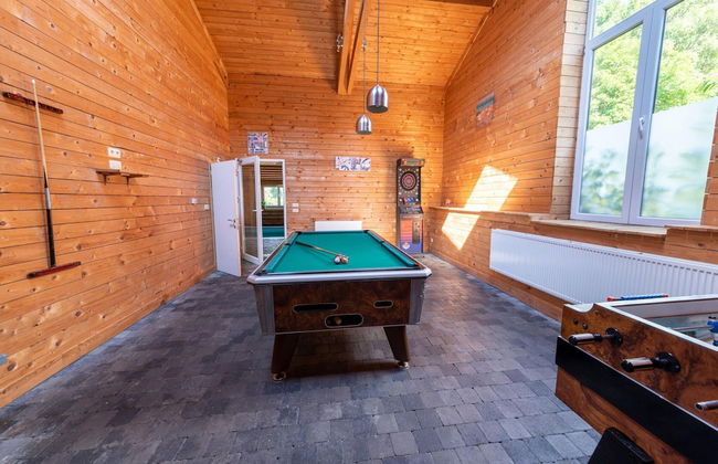 Mansion With Pool & Bar - Photo 25