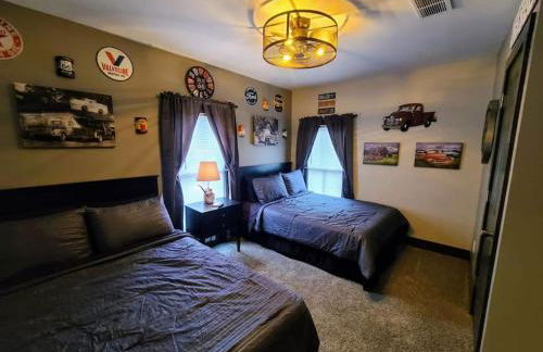 King Bed In Main Floor - Downtown Vacation Rental - Foto 52