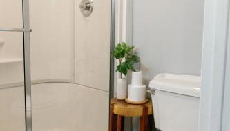 "The Homestead" UPSCALE STAY - Downtown with Yard - Foto 3