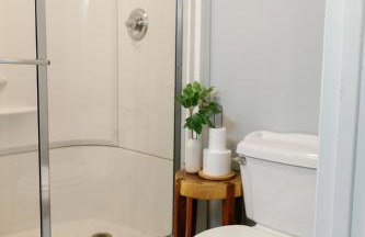 "The Homestead" UPSCALE STAY - Downtown with Yard - Foto 3