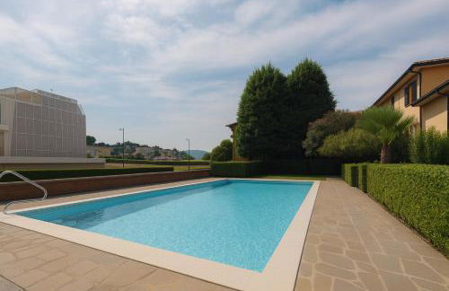 PARATICO - Lakefront Apartment with Pool Access & Free Parking - Foto 11