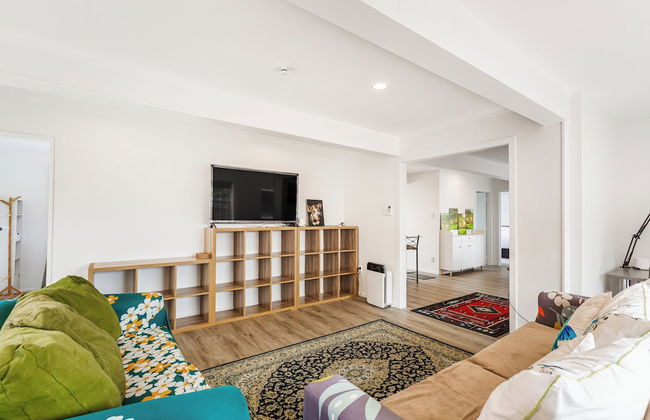 Spacious Renovated 3BR in Ellerslie I Zodiak Stays - Photo 12