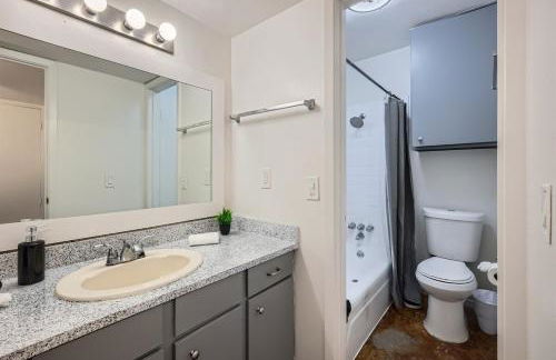 Your Walkable King Bed Getaway - Sleeps 4 - Pool Pkg - Foto 2