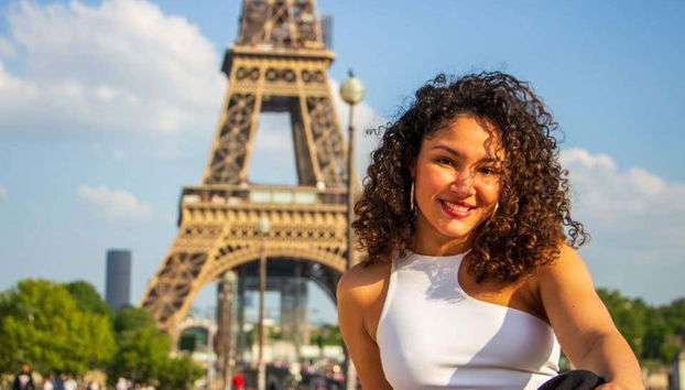 Photo artistique professionnelle devant la Tour Eiffel