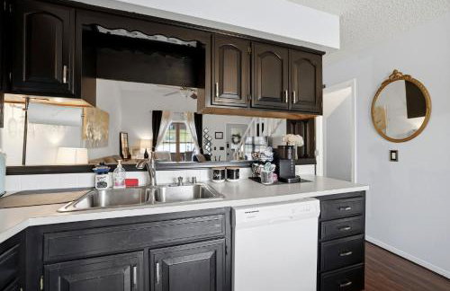 Holiday Island Escape w/ Panoramic Lake Views - Foto 11