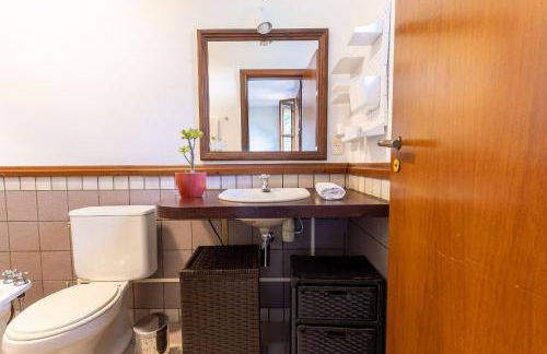 Casa espaçosa com piscina ampla e churrasqueira perto de São Paulo - Foto 41