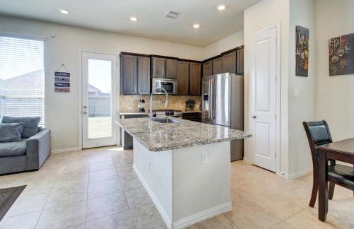 Meticulously-maintained 3-BR Townhouse w/ Backyard ~ Double-Story! - Foto 38