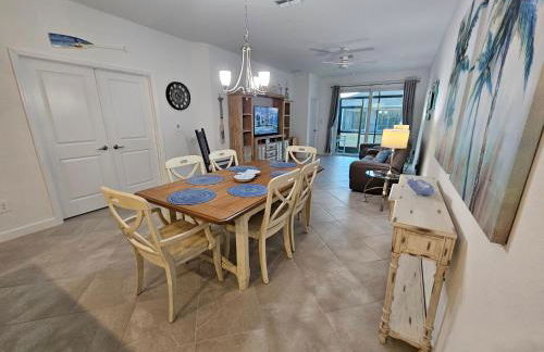 Pet friendly, Heated Pool, close to many beaches, monthly New Vacation Villa - Foto 4