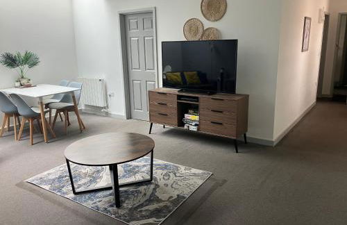 Lancing Apartments - Spacious 2 Bed - Sleeps 6 - Burnham Village - Foto 1