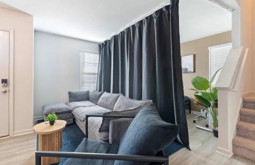 4BR Townhouse King Bed 2-Story Near NC State - Foto 48