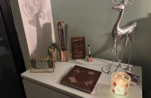 Little Woodlands Chalet with Private Garden & Hot Tub - Foto 15